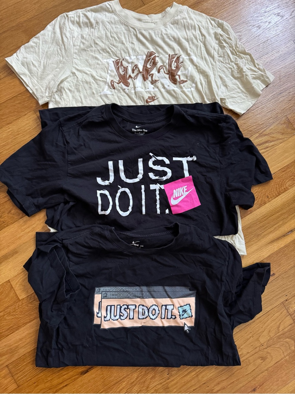 Nike Graphic T-Shirt bundle - size medium